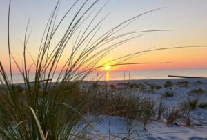 strand met zonsondergang